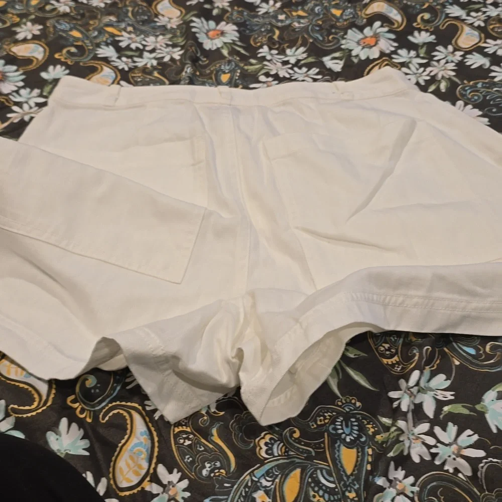 Universal Thread Women's White Shorts - Picture 3 of 3
